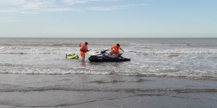 Buscan en Monte Hermoso a un joven de 20 años que desapareció luego de meterse al mar