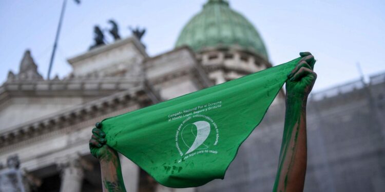 Ministra de PBA califica como “cortina de humo” el proyecto de LLA para derogar ley de aborto legal
