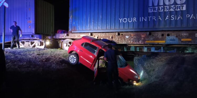 En Saldungaray un automovilista colisionó con vagón de tren de cargas
