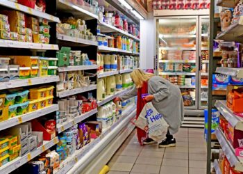 Se profundizó en febrero la caída del consumo en supermercados y autoservicios