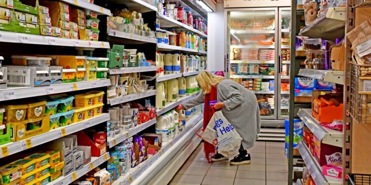 Se profundizó en febrero la caída del consumo en supermercados y autoservicios