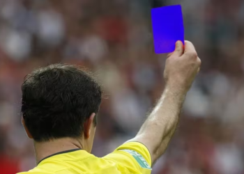 La tarjeta azul, a punto de desembarcar en el fútbol: cuál es su función y cuándo quedaría oficializada