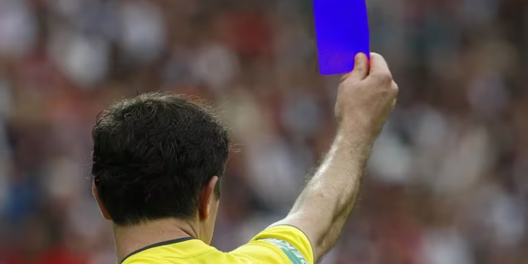 La tarjeta azul, a punto de desembarcar en el fútbol: cuál es su función y cuándo quedaría oficializada