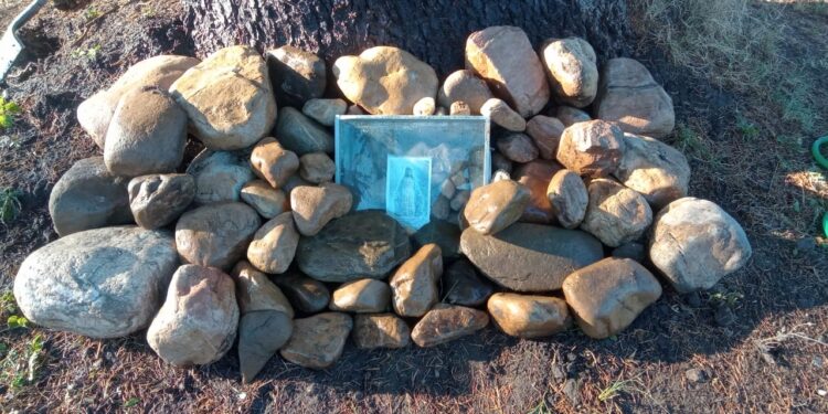 Sierra: apareció la imágen de la Reina de la Paz flotando en el río y levantan un santuario.