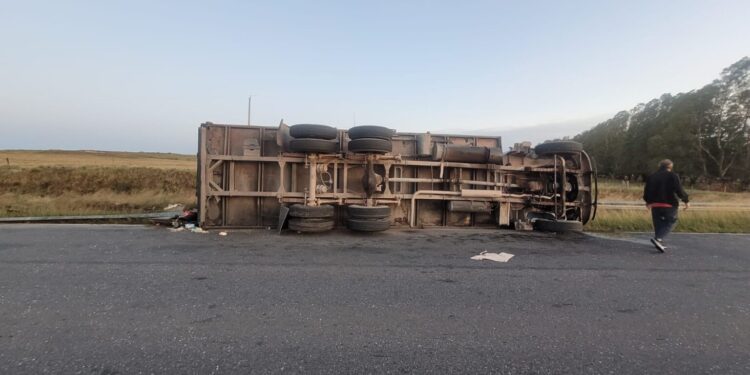 Vuelco en la ruta 51 sin heridos.