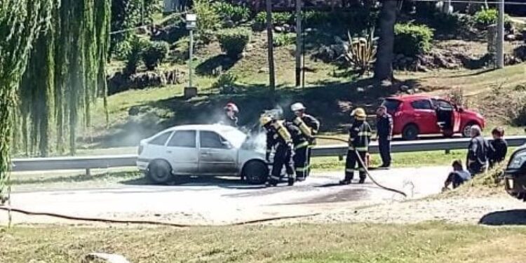 Sierra de la Ventana: Principio de incendio en un automóvil