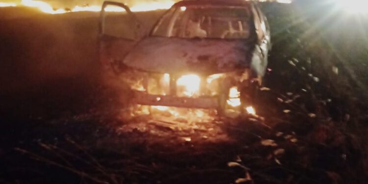 Se incendió un vehículo y el fuego se extendió a un sector rural.