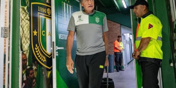 Falcioni fue hospitalizado tras descompensarse mientras dirigía el entrenamiento