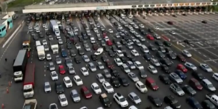 Caos en rutas y autopistas por el éxodo del finde XXL: inmensas colas en peaje de Hudson