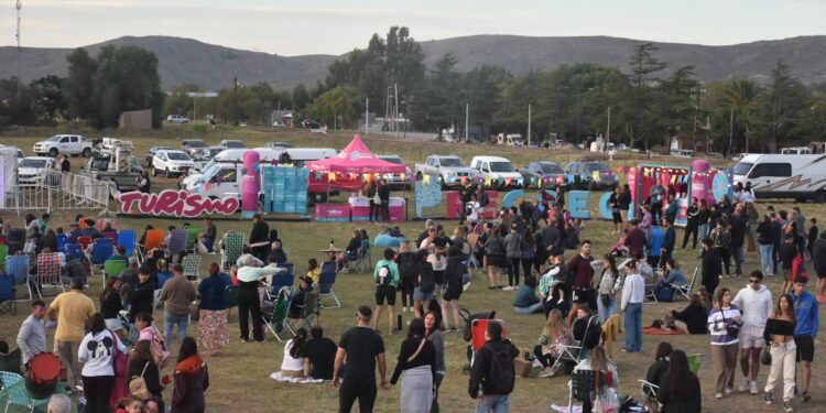 Shows en vivo, degustaciones y un encuentro productivo en el primer día de la 9° Fiesta Provincial de la Vendimia