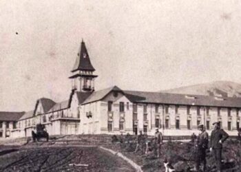 La pala y la lápida: Dos reliquias del museo de Villa Ventana