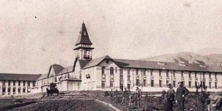 La pala y la lápida: Dos reliquias del museo de Villa Ventana