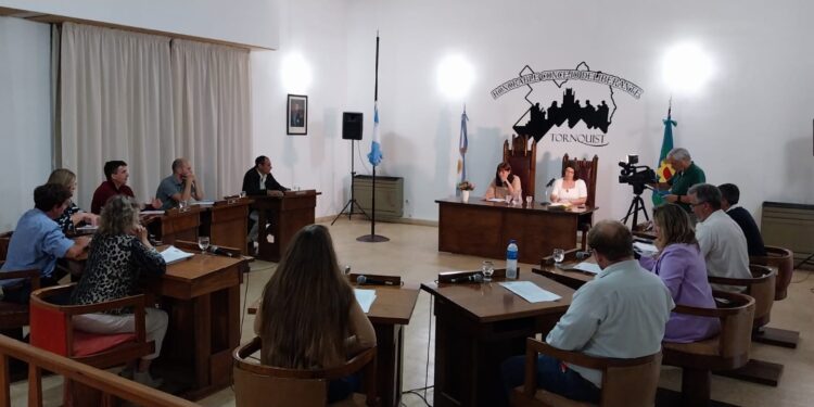 Extensos debates en el concejo por viviendas en Saldungaray y transporte público