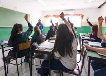 Casi 200 mil estudiantes del nivel secundario comienzan este lunes las clases