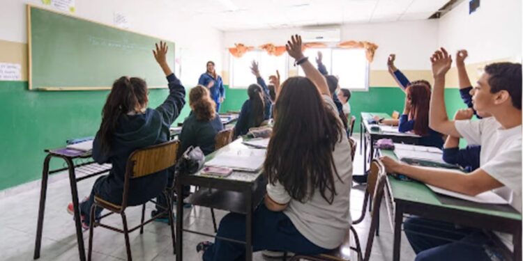 Casi 200 mil estudiantes del nivel secundario comienzan este lunes las clases