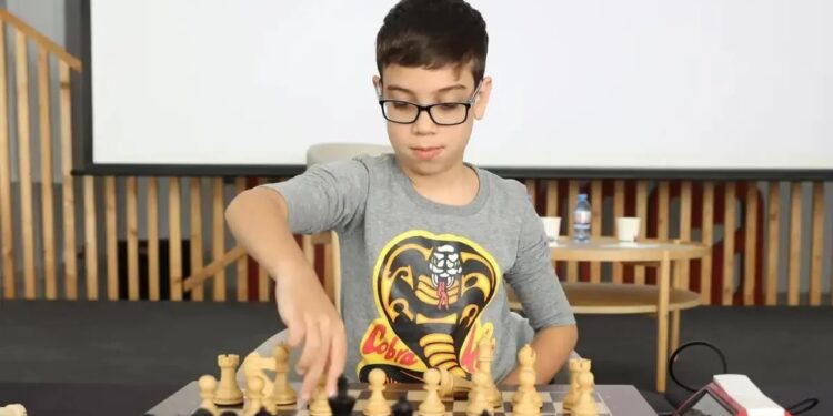 Un argentino de 10 años derrotó al número uno de ajedrez en el Bullet Brawl 2024