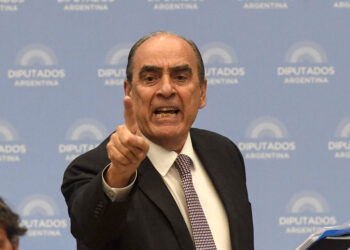 Más presión para que se apruebe la Ley Ómnibus:  El Gobierno amenaza con cobrar Ganancias de forma retroactiva 