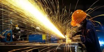 El espejo del ajuste: la actividad económica registró una fuerte recesión