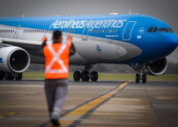 Los sindicatos de pilotos y aeronavegantes realizarán un paro en el inicio de Semana Santa