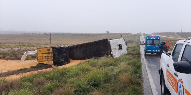 Volcó un camión en la ruta 33