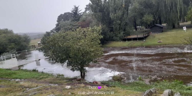 Por la lluvias, los arroyos se desbordan en la comarca. Mira el video