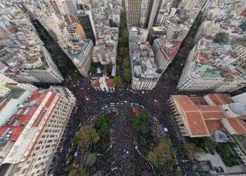 «Con las universidades públicas no»: una masiva marcha nacional buscó ponerle un límite al plan «motosierra» de Milei