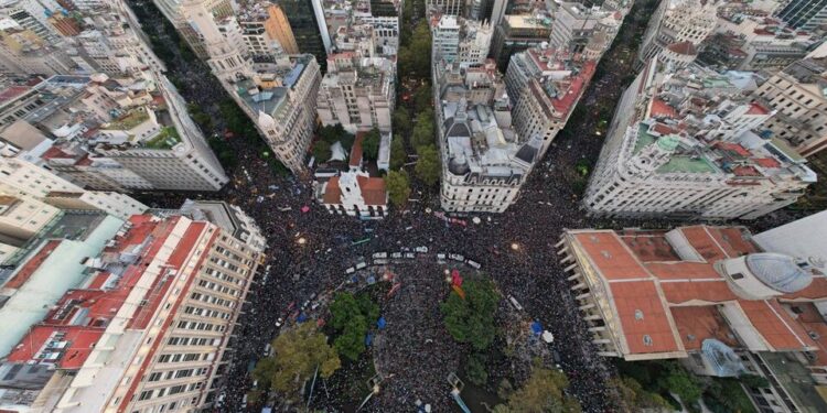 «Con las universidades públicas no»: una masiva marcha nacional buscó ponerle un límite al plan «motosierra» de Milei