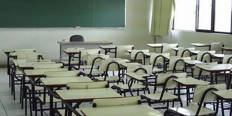 Por el alerta meteorológico suspenden las clases en varios distritos para este martes