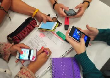 Vuelve la polémica a las aulas: si prohibir o no el uso de celulares