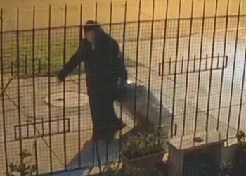 Escalofriante video: descubren a una monja trasladando cuerpo de una mujer en una valija