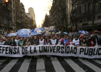 Estudiantes, opositores y la CGT marchan a Plaza de Mayo en defensa de universidades