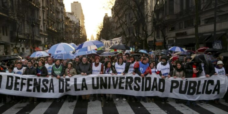 Estudiantes, opositores y la CGT marchan a Plaza de Mayo en defensa de universidades