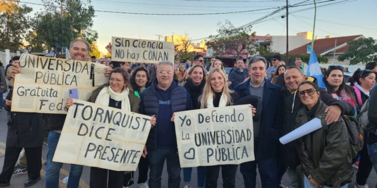 El Intendente Sergio Bordoni y parte del gabinete participaron en la marcha de Bahia Blanca