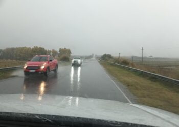 Alertan por rutas inundadas y visibilidad disminuida por las lluvias