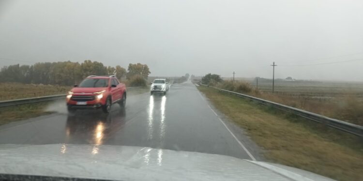Alertan por rutas inundadas y visibilidad disminuida por las lluvias