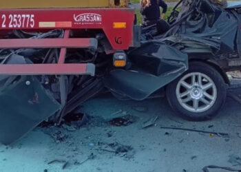 Se incrustó contra un camión detenido y murió