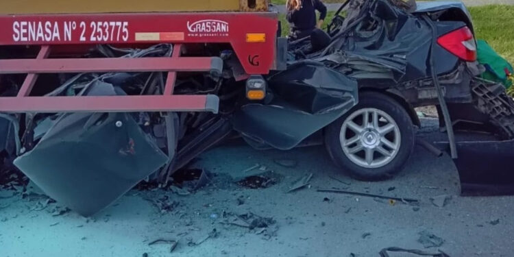 Se incrustó contra un camión detenido y murió