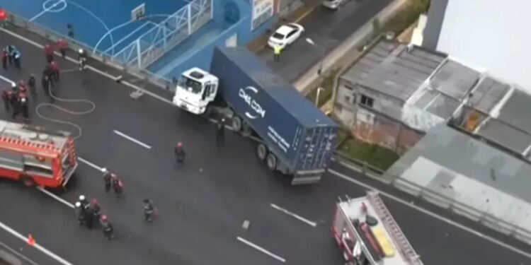 Suspendieron la licencia profesional del camionero alcoholizado que chocó esta madrugada en la Autopista 25 DE MAYO