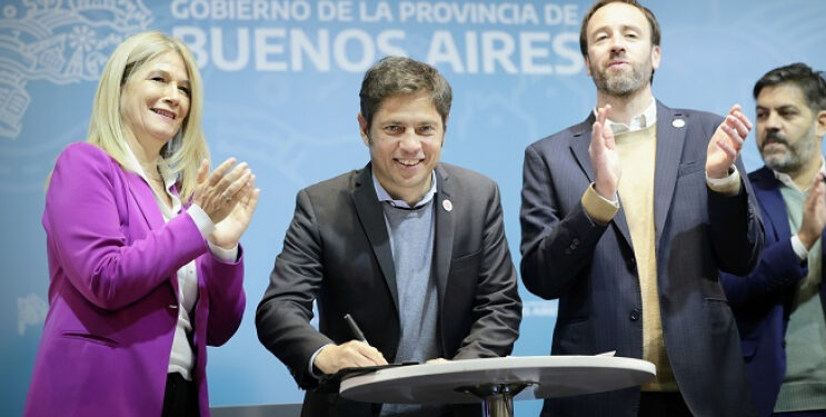 Kicillof formalizó la transferencia de $37.549 millones para los 135 partidos bonaerenses