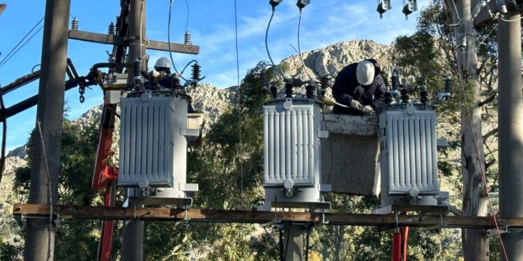 Personal de la CELT. realizó la instalación de reconectadores en el Abra de la Ventana