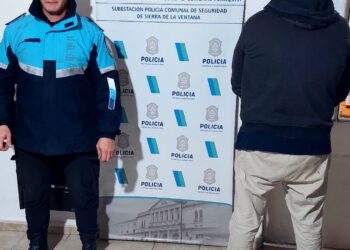 Agarró a las patadas un vehículo en la puerta de la comisaría y terminó detenido