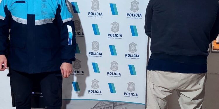 Agarró a las patadas un vehículo en la puerta de la comisaría y terminó detenido