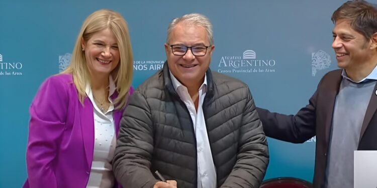 Sergio Bordoni junto al gobernador en la firma de la segunda cuota del Fondo de Fortalecimiento Fiscal Municipal