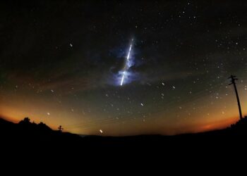 Las fuerzas del cielo caen estos días en forma de meteoritos, bólidos, chatarra espacial, estrellas, etc