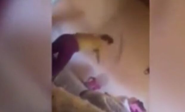 Video: detuvieron a una mujer por golpear a su hija con un cinturón