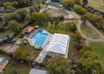 Comenzó la colocación de la cobertura de la piscina climatizada de Sierra de la Ventana