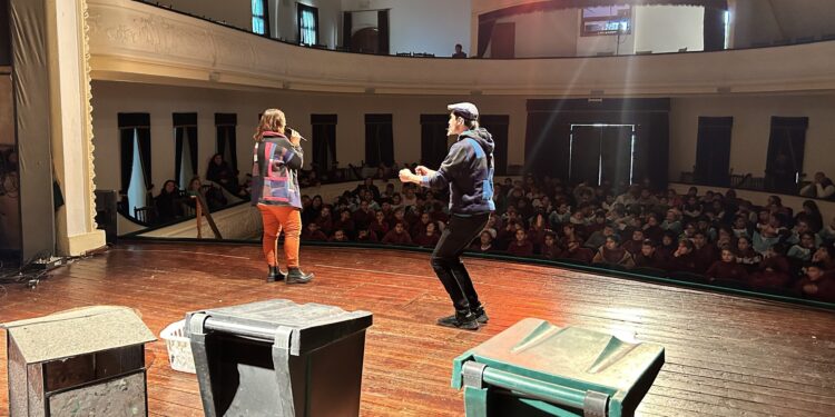 Mes del Ambiente: Alumnos de Tornquist disfrutaron de una jornada de magia y música en el Teatro Municipal