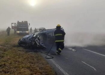 Dos personas murieron en triple choque: uno de los vehículos se incendió