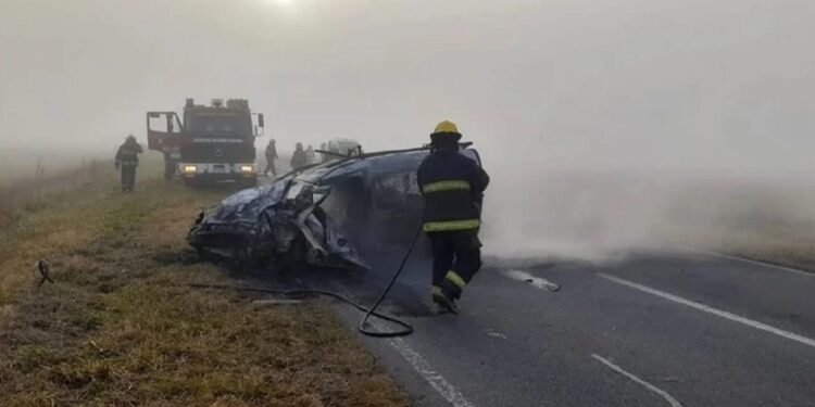 Dos personas murieron en triple choque: uno de los vehículos se incendió