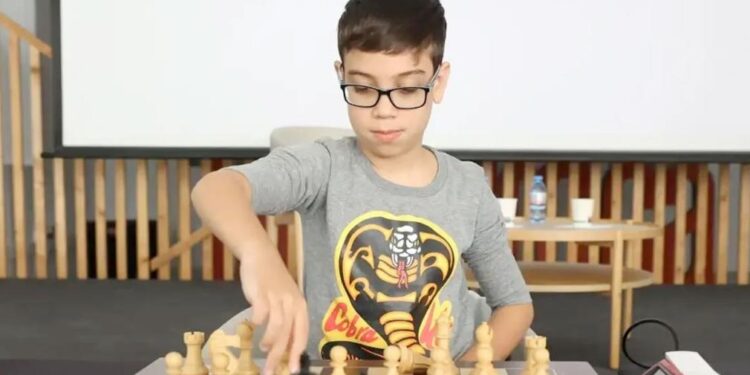 Faustino Oro, el niño prodigio argentino, logró un nuevo hito en el ajedrez